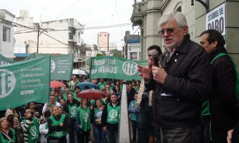 Crítico con la política y con Javier Milei, el dirigente gremial apuesta por una alternativa que quiebre la grieta.