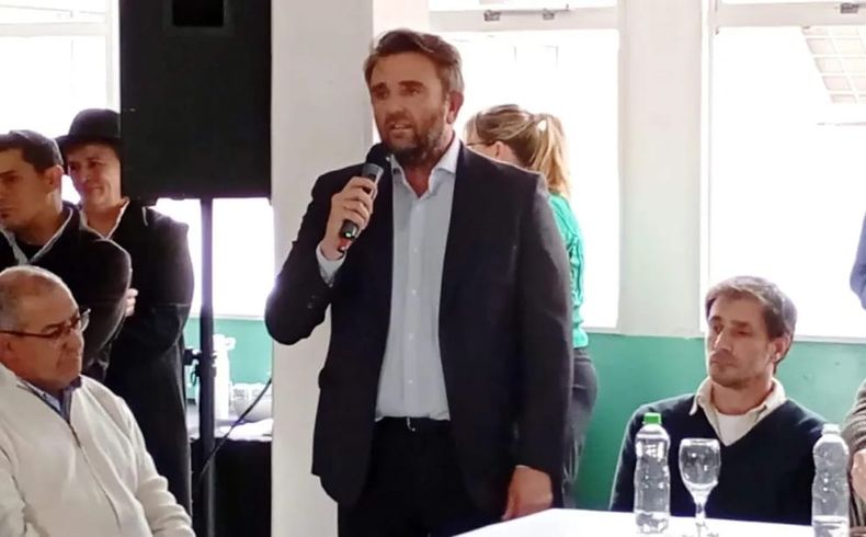 Al micrófono, el titular de la Cámara de Turismo, Néstor Denoya, que ha criticado más de una vez a Herrero. A su izquierda, el presidente de los empresarios Hoteleros y Gastronómicos de Bariloche, Martín Lago.