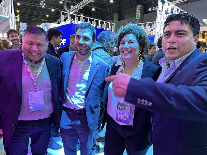 Empetrolado: Nacho Torres, gobernador electo de Chubut, junto a Ávila, Ana Clara Romero y Vidal, gobernador electo de Santa Cruz, en la cumbre de los negocios del sector, Argentina Oil & Gas Expo 2023.