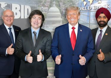 Ilan Goldfajn (BID), Javier Milei, Donald Trump y Ajai Banga (Banco Mundial) / Foto generada con IA.