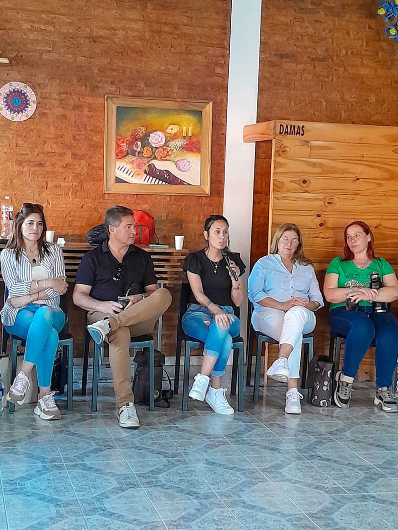 Silvina Deccó, durante una actividad de campaña, en 2023, cuando integró la lista del peronismo para la Cámara de Diputados de Entre Ríos. Junto a ella, estuvo la excandidata a vicegobernadora Claudia Monjo. A su lado, Juan Carlos Darrichón, exintendente y su mentor político.