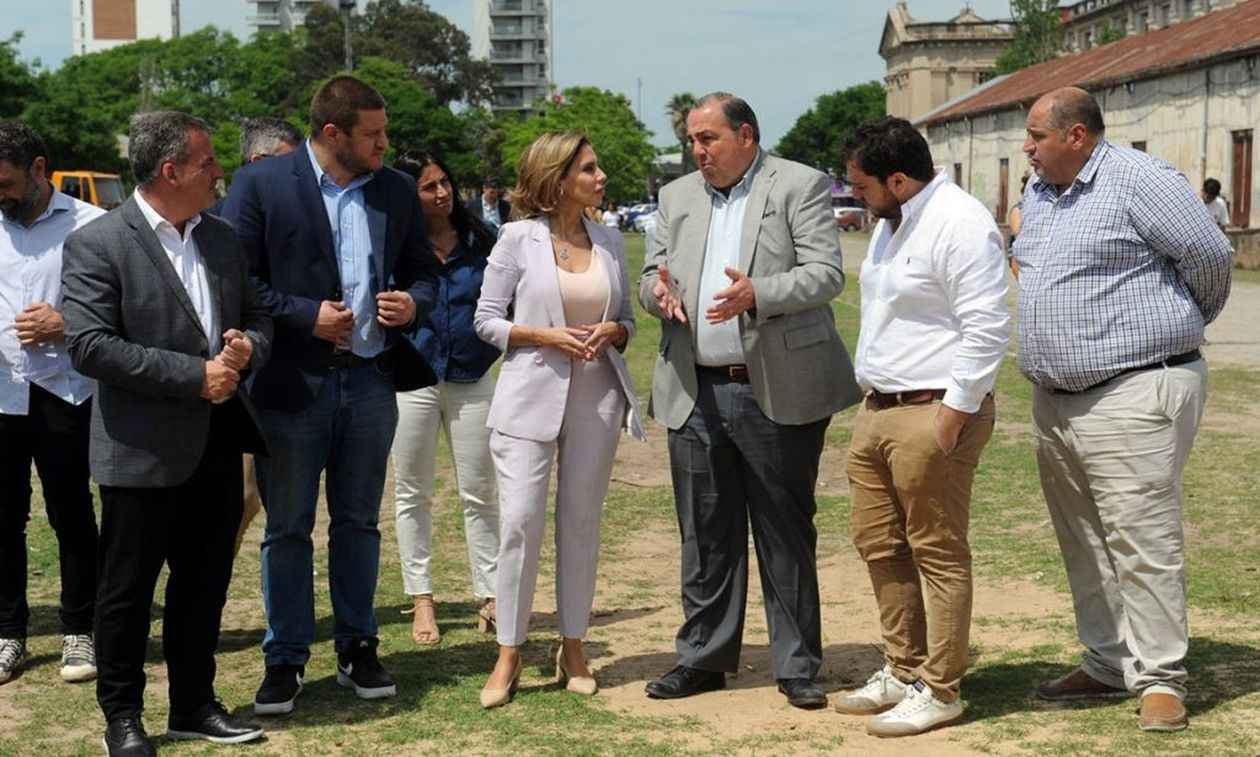 Juan Pablo Poletti y Romina Diez junto a sus equipos, recorriendo los terrenos de Estación Belgrano.