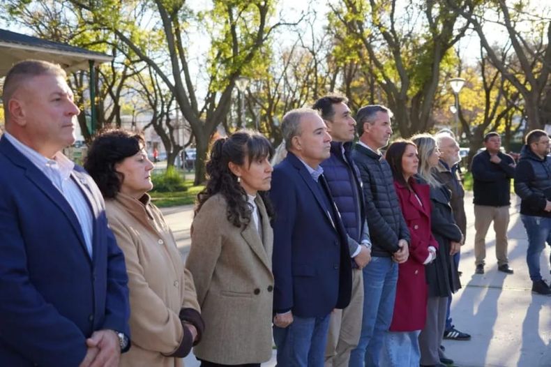 Pedro Pesatti con los peronistas verdes de Río Negro. A su derecha, la legisladora Maricel Cévoli. A su izquierda, el intendente de Viedma, Marcos Castro y el superintendente del Departamento Provincial de Aguas, Gastón Renda. 