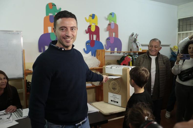 Inseparables. Tras emitir su voto, Juez tambi&eacute;n acompa&ntilde;&oacute; a De Loredo a sufragar.
