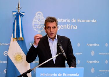 Massa pisa el dólar oficial, pero el mercado no le cree