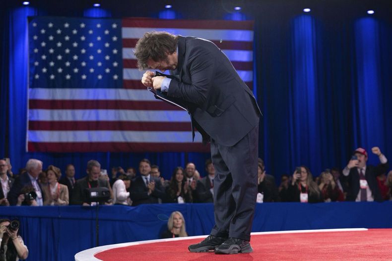 Javier Milei, rendido a los pies de Donald Trump.