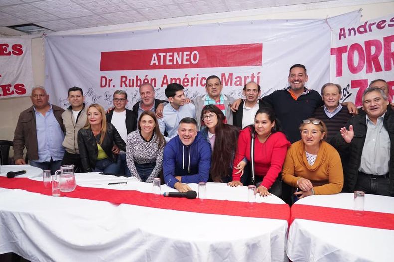 Victoria Flores y Miguel Sicialiano en un acto en el Ateneo Américo Rubén Martí.