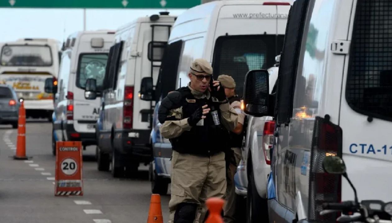 Gendarmería inspecciona automóviles durante el Protocolo Antipiquetes.