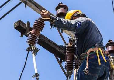 Cooperativas eléctricas de Buenos Aires alertan por deudas con Cammesa y riesgo para inversiones