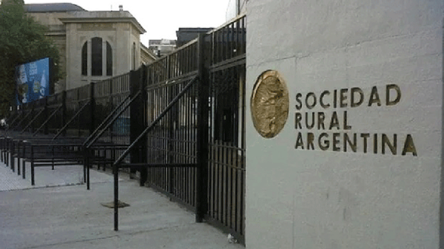 Ingreso al predio de la Sociedad Rural Argentina.