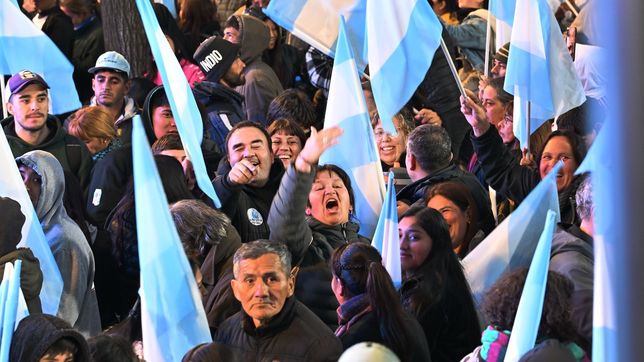 La militancia de Fuerza Patria festeja la derrota de Javier Milei en el búnker de Axel Kicillof.
