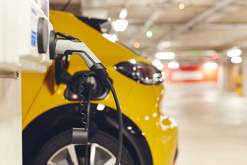 Toto Caputo entrega dólares para importar autos híbridos y eléctricos baratos