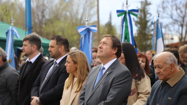 El gobernador de Río Negro, Alberto Weretilneck junto a la intendenta de Roca, María Emilia Soria, en el acto por el aniversario de la localidad. 