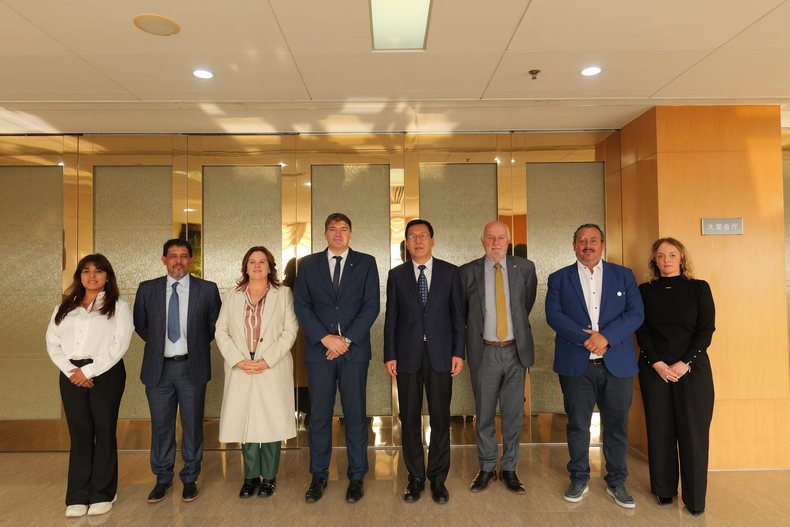 Fernanda Alonso, intendenta de General Pico (La Pampa), y la delegación argentina junto al presidente de China Economic Center Corporation (CECC), Ke Zhizhong.