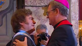 Javier Milei se abraza con el arzobispo Jorge García Cuerva