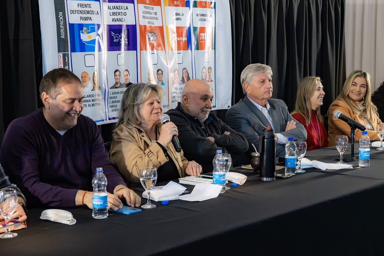 El gobernador de La Pampa, Sergio ZIliotto, junto a sus postulantes y la jefa de campaña Elsa Labegorra, micrófono en mano, en el acto de este viernes.