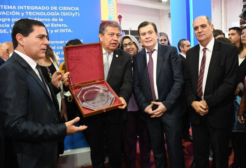 El rector de la UNSE, Héctor Paz y el gobernador santiagueño Gerardo Zamora (centro)