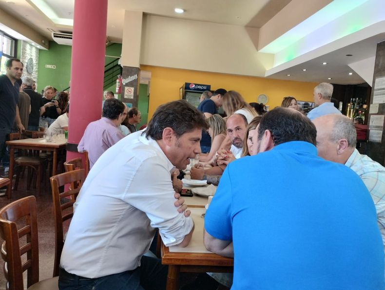 Axel Kicillof en el bar Azteca (Foto: Letra P) Axel Kicillof en el bar Azteca (Foto: Letra P)