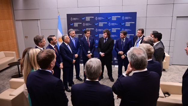 Javier Milei, en Francia, junto a 13 gobernadores.