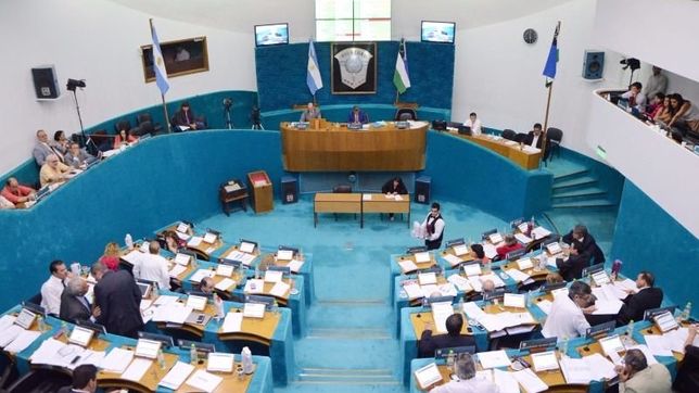 guerra entre albertistas y peronistas por el endeudamiento de rio negro