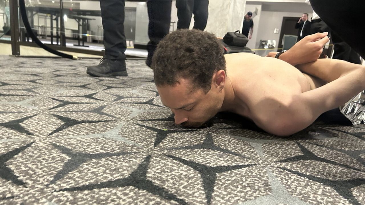 El atacante al momento de ser detenido, según una foto difundida por el propio Donald Trump