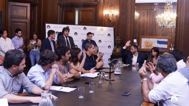 tras los cruces por el paro, los maestros coparon la legislatura portena
