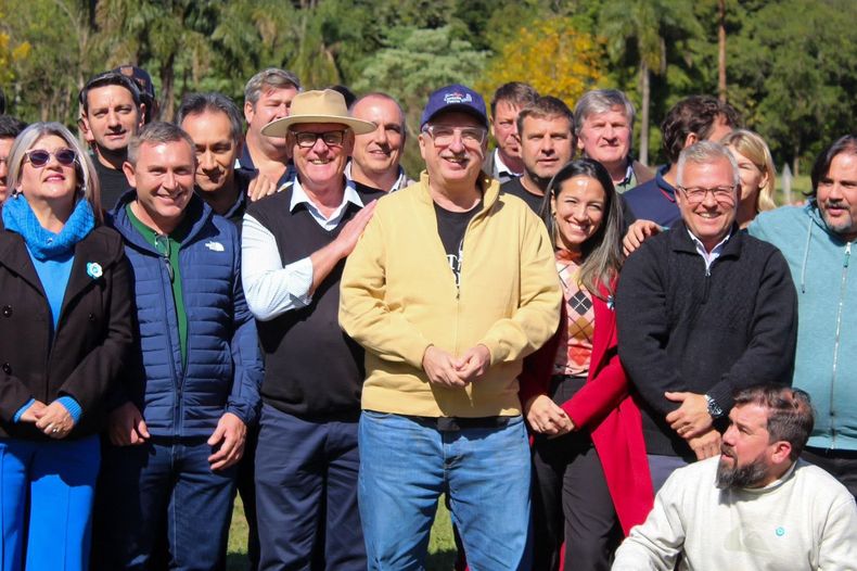 Hugo Passalacqua con intendentes en Misiones. 