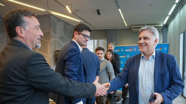 Martín Llaryora en un encuentro con representantes del grupo Stellantis