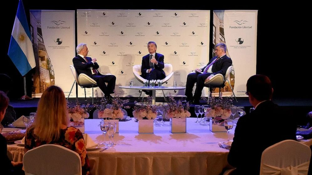 la cena despegue del cupido liberal quedo renga: macri si, milei no