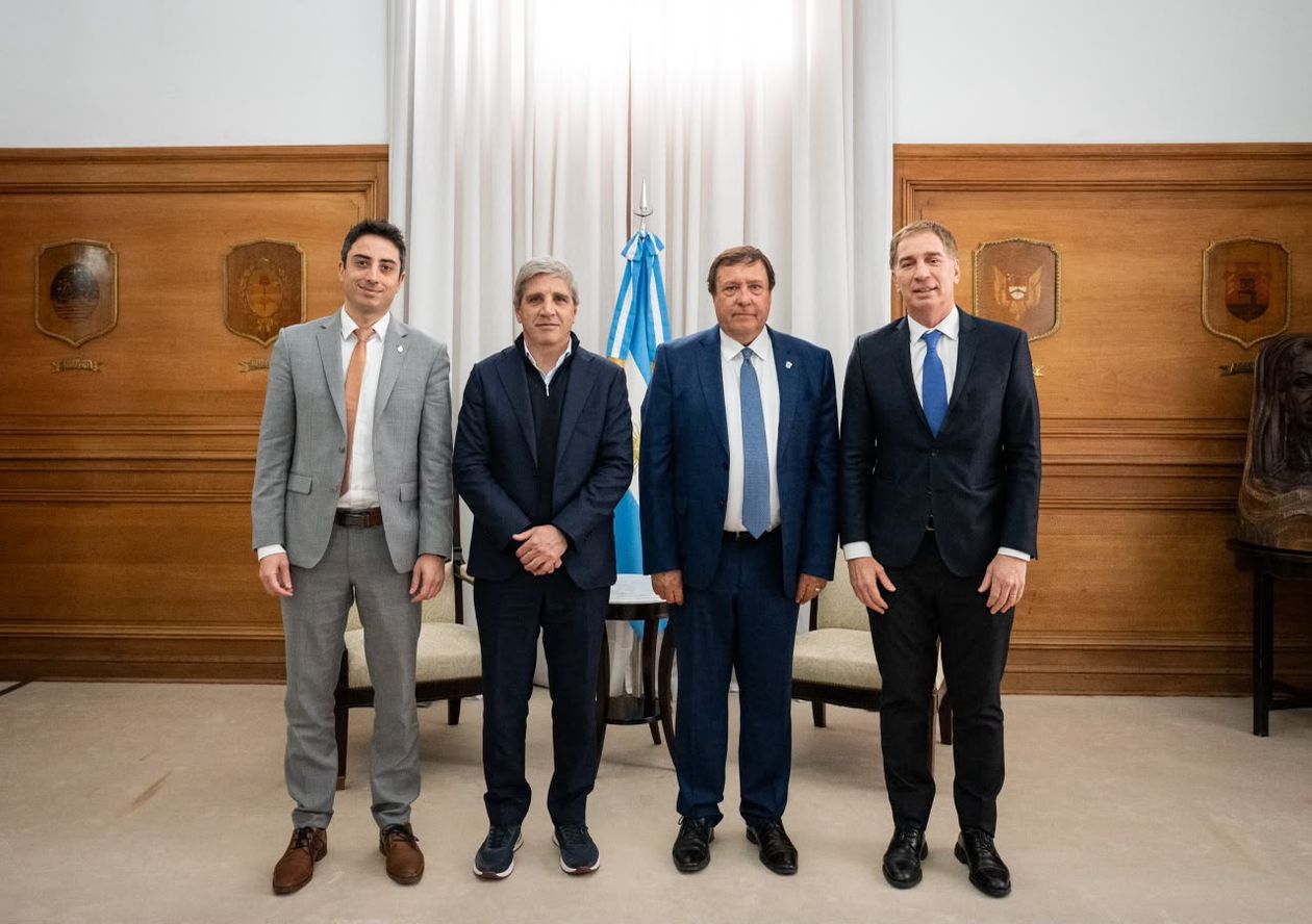 Enzo Fullone, Toto Caputo, Alberto Weretilneck y Diego Santilli el día que se firmó el traspaso de las rutas a Río Negro. 