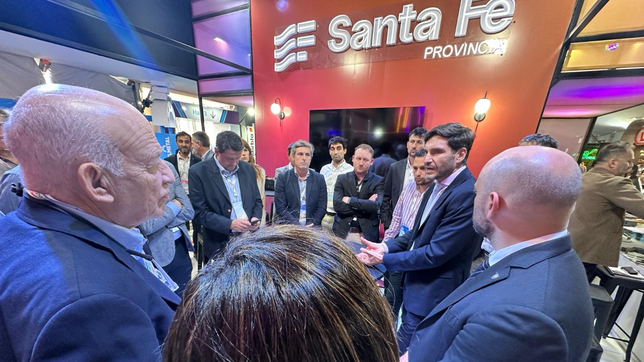 Maximiliano Pullaro en Neuquén, rodeado del empresariado santafesino. Entrar fuerte en Vaca Muerta, el objetivo.