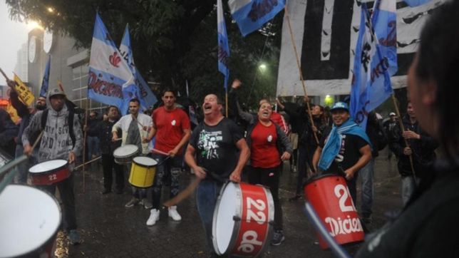 bajo el agua y con su libro como insignia, los fans de cfk coparon la rural