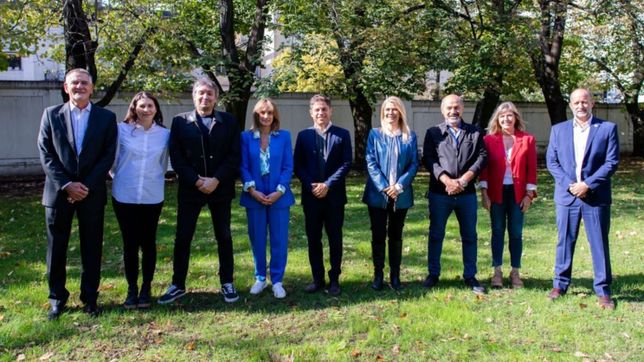 Letra P | Axel Kicillof y Máximo Kirchner con el Frente de Todos de la provincia de Buenos Aires Frente de Todos Buenos Aires Axel Kicillof Maximo KIrchner