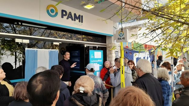Pablo Vega se cruzó con dirigentes gremiales este miércoles frente a la sede del PAMI en San Francisco, durante una protesta.