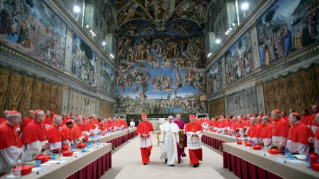 El papa Francisco sale del cónclave tras ser elegido.
