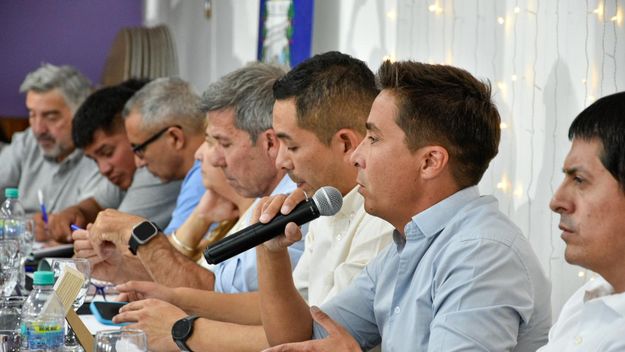 El ministro de Obras Públicas de La Pampa Alfredo Intronati tomó la palabra en el Foro de la Patagonia: el gobernador Sergio Ziliotto le dio volumen político al encuentro.