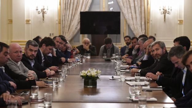 Frente a la crisis interna, postergan por 30 días el ajuste de las asignaciones