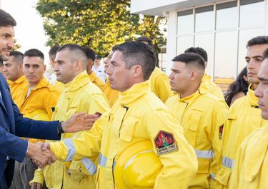 Maximiliano Pullaro saluda a brigadistas de Santa Fe que fueron enviados a combatir incendios a Chubut. Maximiliano Pullaro saluda a brigadistas de Santa Fe que fueron enviados a combatir incendios a Chubut.