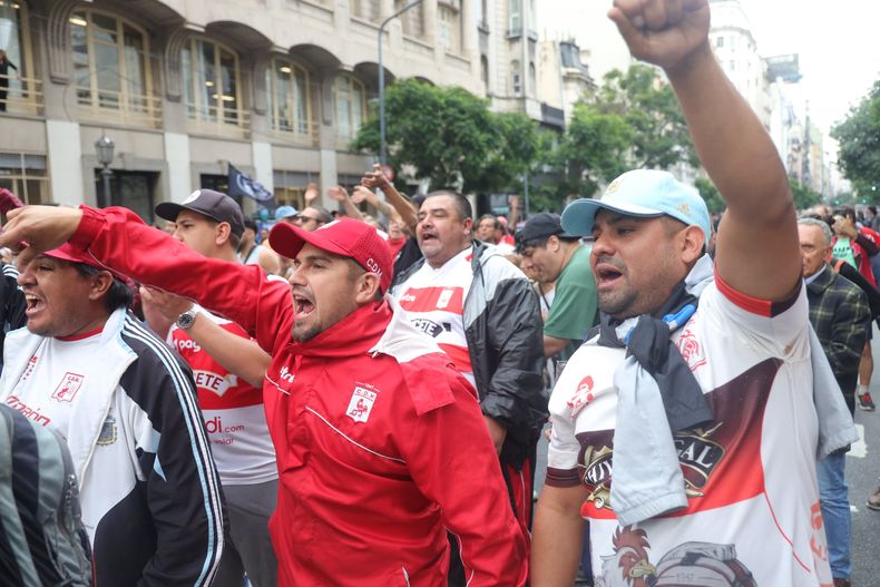 Hinchas organizados respaldan a los jubilados en su marcha de este miércoles.&nbsp;&nbsp;