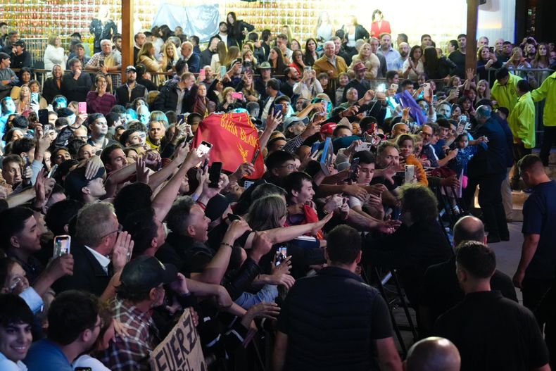 La entrada ya clásica de Javier Milei a los festivales de la derecha extrema (foto: cuenta de Twitter de La Libertad Avanza). La entrada ya clásica de Javier Milei a los festivales de la derecha extrema (foto: cuenta de Twitter de La Libertad Avanza).