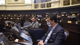 El trío para la moderación con estandarte vidalista y los halcones aislados
