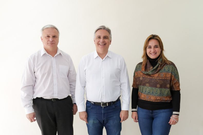 Llaryora junto a su vice radical, Myrian Prunotto y Gabriel Frizza, exintendente de Jesús María y hombre del PRO cruzó a las filas del PJ.&nbsp;