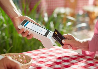 Pago con tarjeta por contactless.