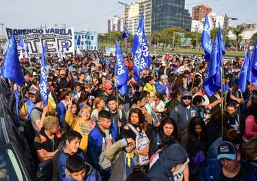 Multitudinaria marcha de las organizaciones sociales en el centro porteño