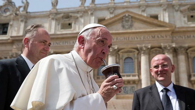 Jorge Bergoglio toma mate desde el papamóvil en la plaza San Pedro.