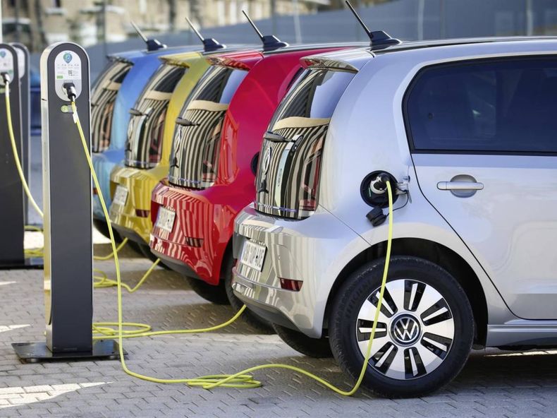 Los autos eléctricos de Toto Caputo tendrán seguros más caros