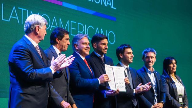 El gobernador de Córdoba, Martín Llaryora, y sus pares tras la firma del Compromiso Regional.