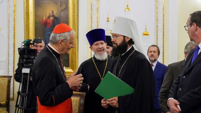 El emisario del papa Francisco con autoridades rusas