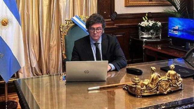 Javier Milei en el despacho presidencial