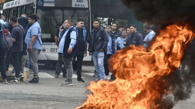 Protestas y paros de colectivos tras el crimen de un chofer